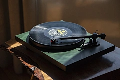 Виниловый проигрыватель Pro-Ject Debut Carbon EVO Матовый желтый